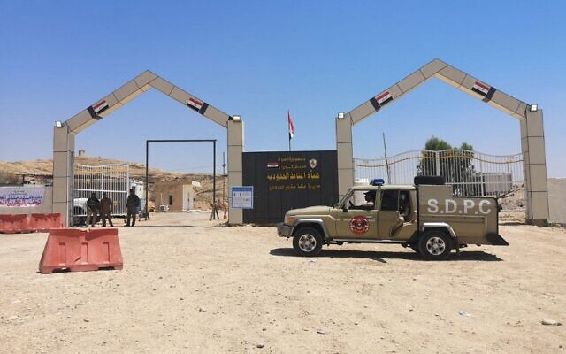 Des membres des forces paramilitaires de Hashed al-Shaabi (Mobilisation populaire) montent la garde du côté irakien du passage de Mandali à la frontière avec l'Iran, le 11 juillet 2020. Le passage de Mandali à la frontière iranienne est géré par l'Organisation Badr, un mouvement irakien fondé en Iran, ont confirmé les travailleurs du port, les responsables et les analystes. Un responsable sur place s'est vanté auprès de l'AFP qu'un agent frontalier pouvait récolter 10 000 dollars par jour en pots-de-vin, dont la majeure partie est distribuée au groupe armé de supervision et aux responsables complices. (Crédit : Maya GEBEILY / AFP)