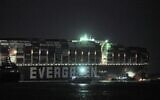 Le porte-conteneurs MV Ever Given (exploité par Evergreen Marine, basé à Taiwan), qui s’est retrouvé bloqué le 23 mars en diagonale sur la travée du canal de Suez sur environ six kilomètres, au nord de l'entrée du canal, bloquant la voie navigable dans les deux sens, le 27 mars 2021. (Crédit : Ahmed HASAN / AFP)