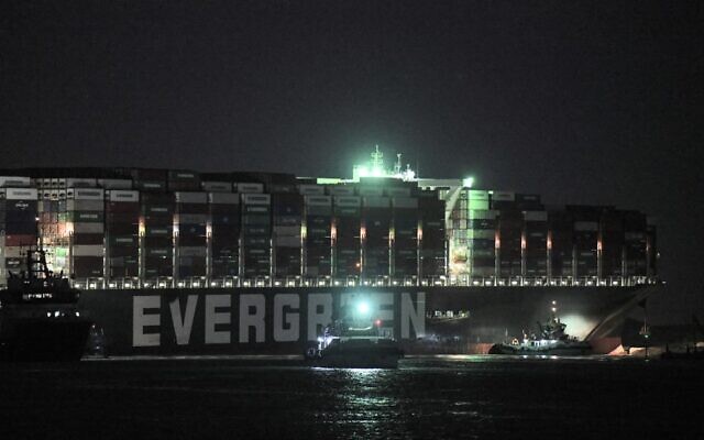 Le porte-conteneurs MV Ever Given (exploité par Evergreen Marine, basé à Taiwan), qui s’est retrouvé bloqué le 23 mars en diagonale sur la travée du canal de Suez sur environ six kilomètres, au nord de l'entrée du canal, bloquant la voie navigable dans les deux sens, le 27 mars 2021. (Crédit : Ahmed HASAN / AFP)