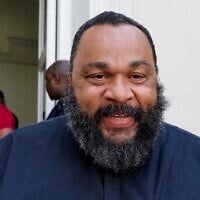 Dieudonné M'Bala M'Bala s'adresse aux médias devant le palais de justice de Chartres, le 22 juin 2020, avant un procès pour propos racistes et antisémites présumés. (Crédit : Guillaume SOUVANT / AFP)