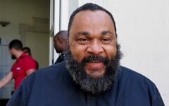 Dieudonné M'Bala M'Bala s'adresse aux médias devant le palais de justice de Chartres, le 22 juin 2020, avant un procès pour propos racistes et antisémites présumés. (Crédit : Guillaume SOUVANT / AFP)