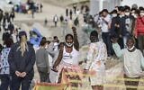 Des femmes migrantes africaines crient « liberté » à l'intérieur du nouveau camp de réfugiés de Kara Tepe à Mytilène, à Lesbos, le 29 mars 2021. (Crédit : ARIS MESSINIS / AFP)