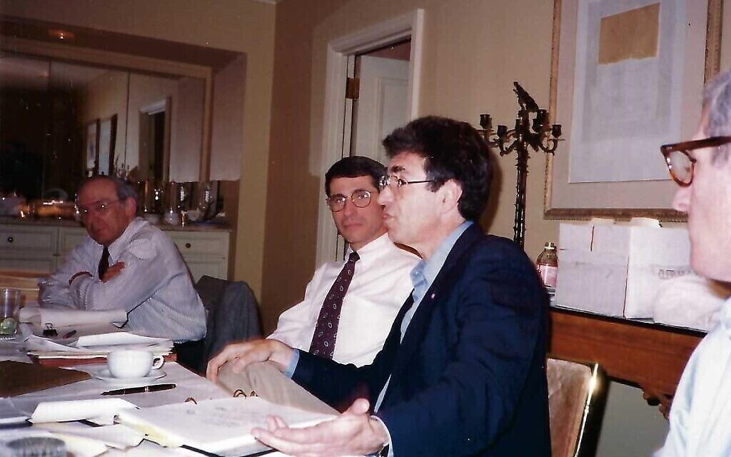 Le docteur Robert Lefkowitz, au centre, à droite, et le docteur Anthony Fauci au centre, à gauche, quand ils travaillaient au Conseil de l'Association des médecins américains pendant les années 1990. (Autorisation)