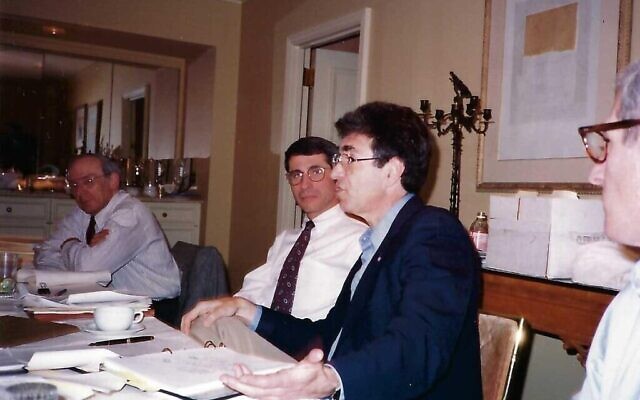 Le docteur Robert Lefkowitz, au centre, à droite, et le docteur Anthony Fauci au centre, à gauche, quand ils travaillaient au Conseil de l'Association des médecins américains pendant les années 1990. (Autorisation)