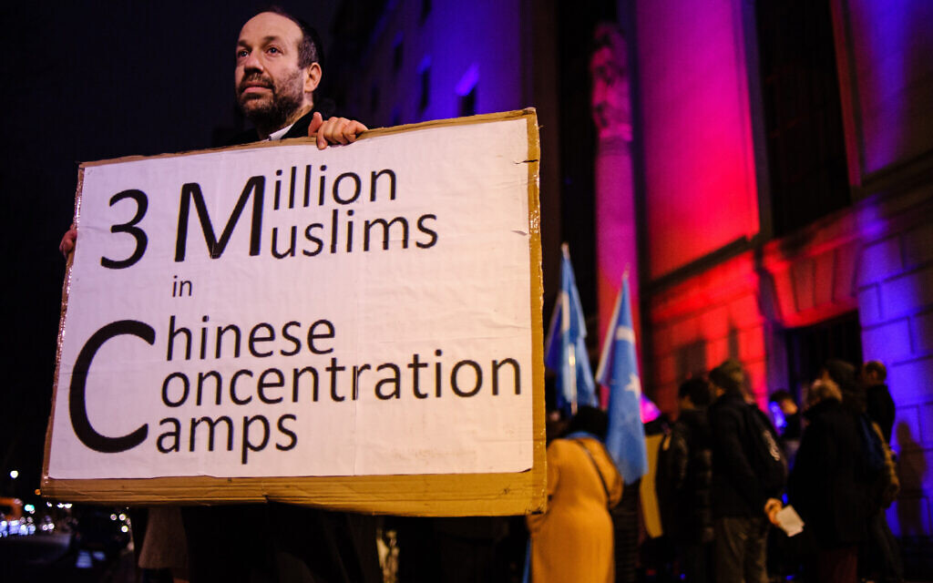 Un homme juif nommé Andrew proteste contre l'oppression des Ouïghours de Chine devant l'ambassade de Chine à Londres, le 5 janvier 2020. (David Cliff / NurPhoto via Getty Images / via JTA / SUE) Un homme juif nommé Andrew proteste contre l'oppression des Ouïghours de Chine devant l'ambassade de Chine à Londres, le 5 janvier 2020. (David Cliff / NurPhoto via Getty Images / via JTA / SUE)
