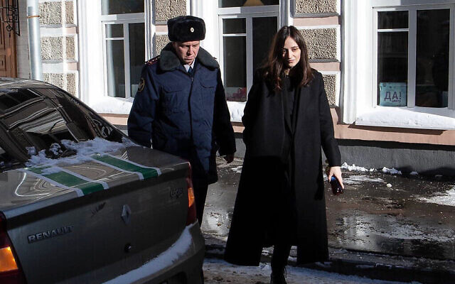 Un policier escorte Lucy Shteyn au tribunal après son assignation à résidence à son domicile de Moscou, en Russie, le 15 février 2021. (Autorisation : Lucy Shteyn / via JTA) Un policier escorte Lucy Shteyn au tribunal après son assignation à résidence à son domicile de Moscou, en Russie, le 15 février 2021. (Autorisation : Lucy Shteyn / via JTA)