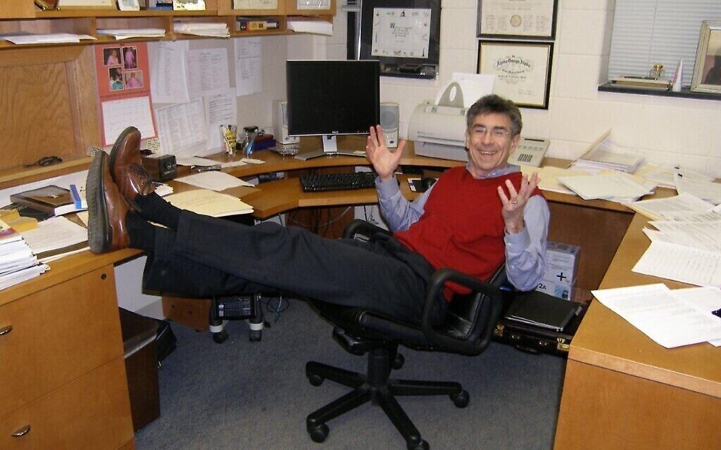 Le Dr. Robert Lefkowitz dans son bureau de la Duke University, avec une pose familière pour ses élèves : Les pieds sur le bureau, le sourire au visage, exultant face à ses dernières données découvertes. (Autorisation)