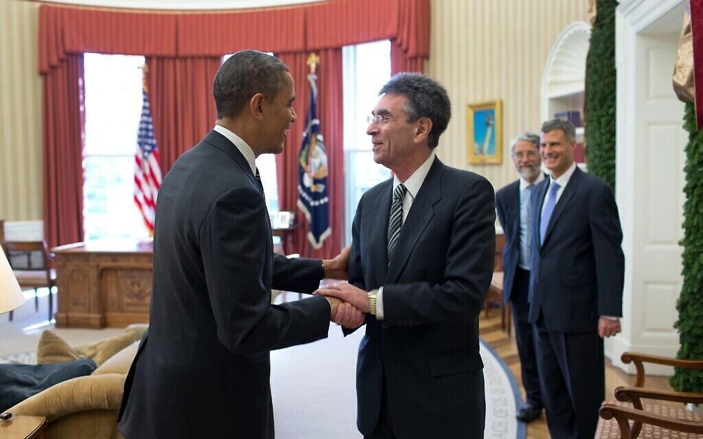Le docteur Robert Lefkowitz serre la main à l'ancien président Barack Obama en 2012, avant son départ pour la Suède pour accepter le prix Nobel. (Autorisation)