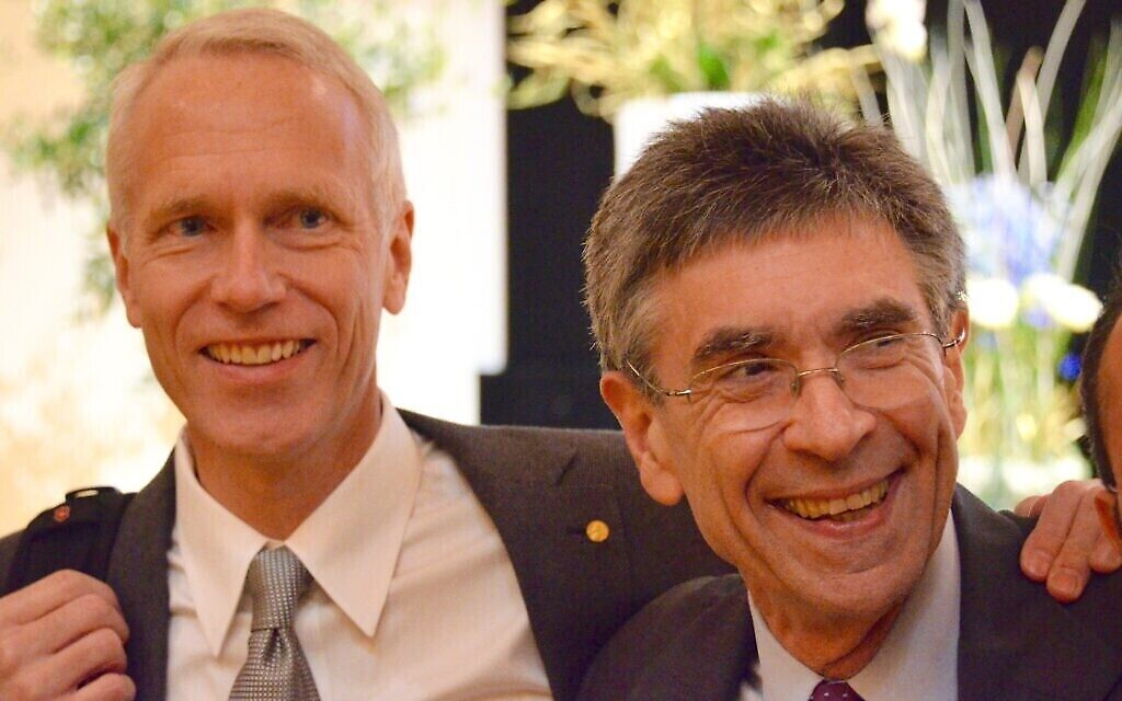 Le docteur Brian Kobilka, à gauche, et le docteur Robert Lefkowitz lors de la conférence post-prix Nobel qu'ils ont donnée. (Autorisation)