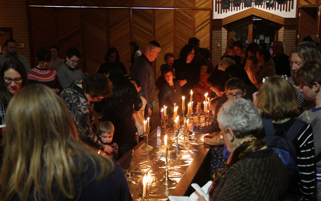 Des membres de la synagogue libérale de Newcastle célèbrent Hanoukka. (Autorisation : Newcastle Reform Synagogue / via JTA)