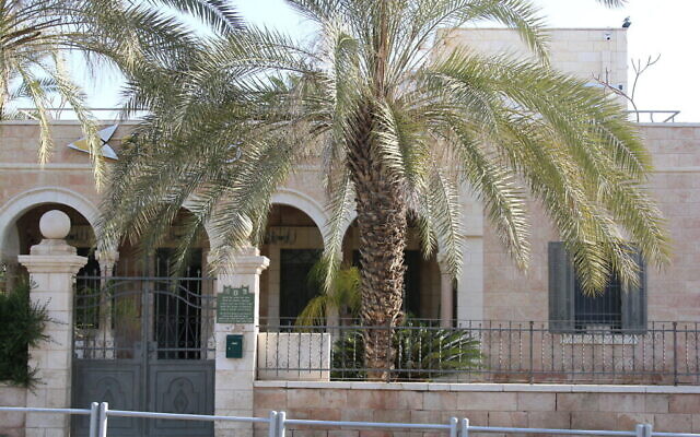 Cette ancienne maison d'un officier turc à Beer Sheva abrite aujourd'hui une banque. (Shmuel Bar-Am)