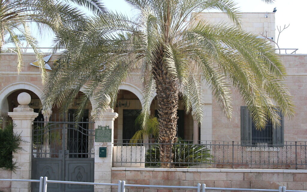 Cette ancienne maison d'un officier turc à Beer Sheva abrite aujourd'hui une banque. (Shmuel Bar-Am)