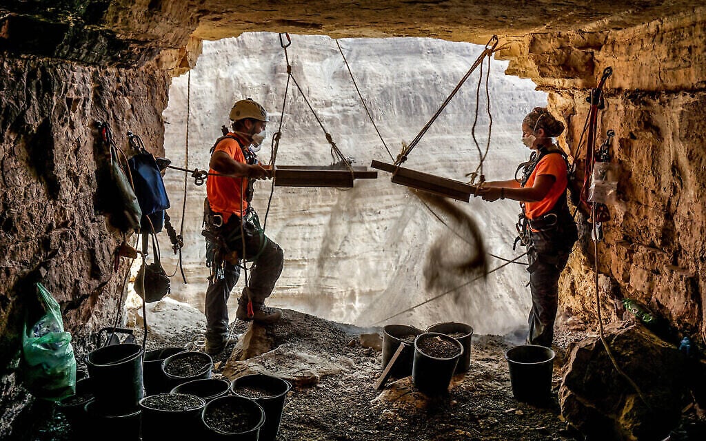 Les archéologues Hagay Hamer et Oriah Amichai à l'entrée de la Grotte des Horreurs. (Crédit : Eitan Klein, Autorité israélienne des antiquités)