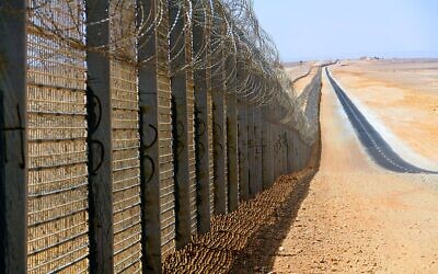 Une partie de la clôture le long de la frontière israélo-égyptienne, au nord d'Eilat. (Idobi, CC BY-SA 3.0, Wikimedia Commons)
