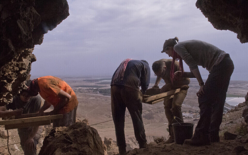 Des fouilles à Qumran. (Crédit : Shai Halevi, Autorité israélienne des antiquités)