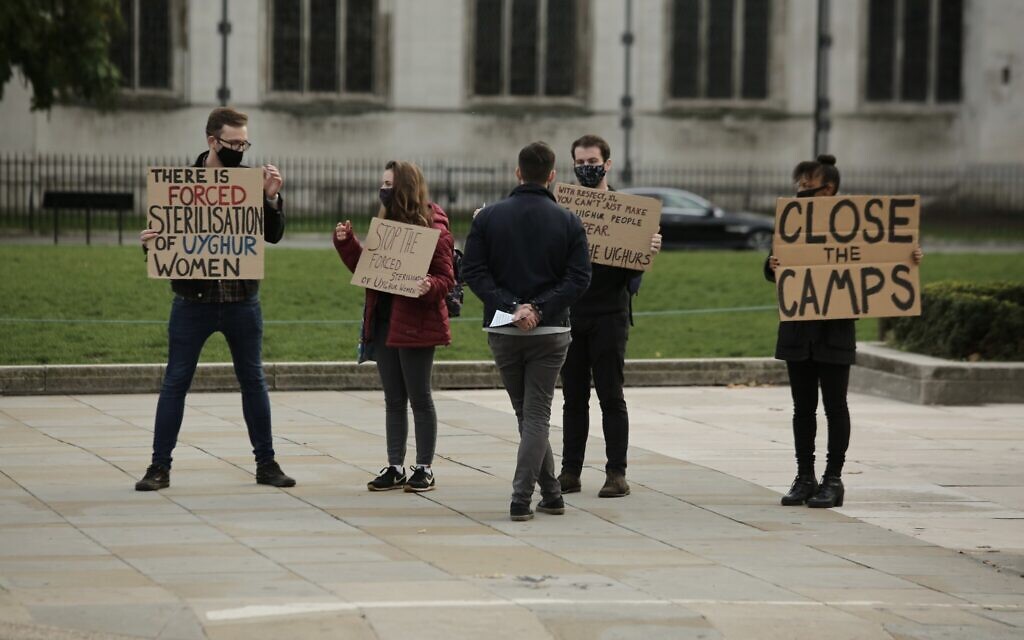 Des manifestants à Londres arborent des pancartes en soutien au peuple ouïghour, le 8 octobre 2020. (Hasan Esen / Anadolu Agency via Getty Images / via JTA / SUE) Des manifestants à Londres arborent des pancartes en soutien au peuple ouïghour, le 8 octobre 2020. (Hasan Esen / Anadolu Agency via Getty Images / via JTA / SUE)