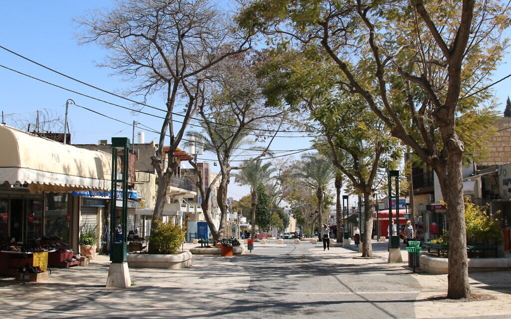 Un centre commercial piétonnier dans la Vieille Ville de Beer Sheva. (Shmuel Bar-Am)