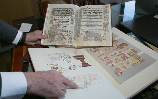 Stephen Durchslag a amassé plus de 4 500 Haggadahs uniques du monde entier. (Fred Eckhouse / Autorisation : Stephen Durchslag, via JTA)