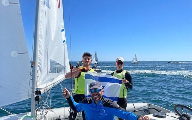 Gil Cohen et Noam Homri avec leur entraîneur Eran Sela ((Autorisation : Association israélienne de voile)