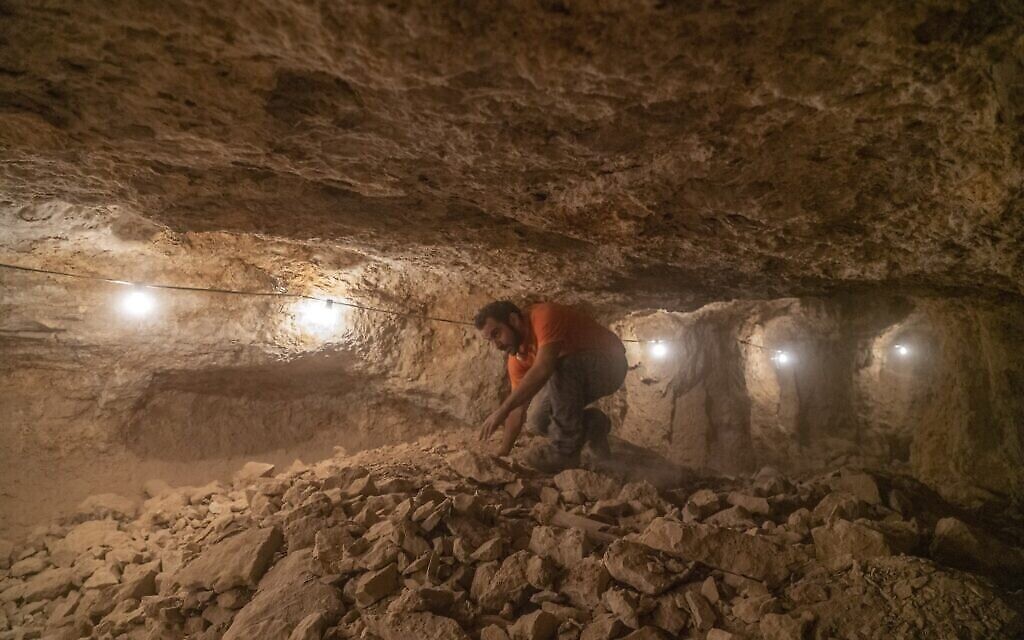 Les fouilles dans les grottes se sont réalisées dans des conditions difficiles. (Crédit : Yaniv Berman/IAA)
