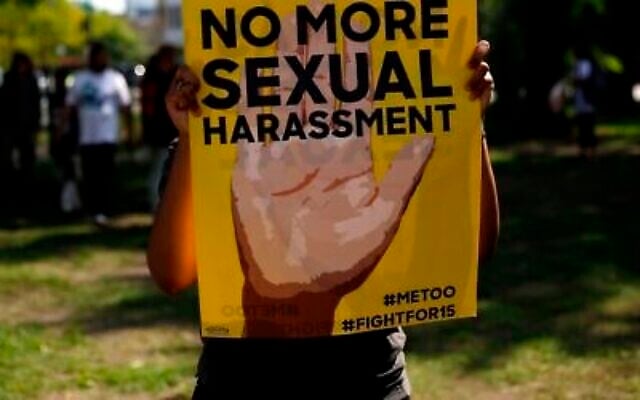 Illustration : Un employé de McDonald's brandit une pancarte lors d'une manifestation contre le harcèlement sexuel sur le lieu de travail, à Chicago, dans l'Illinois, le 18 septembre 2018. (Crédit : Joshua Lott/AFP via JTA)
