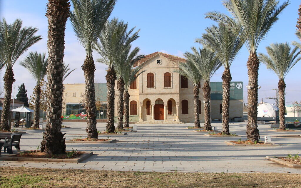 L'ancienne école gouvernementale de Beer Sheva est maintenant le parc scientifique de Carasso. (Shmuel Bar-Am)