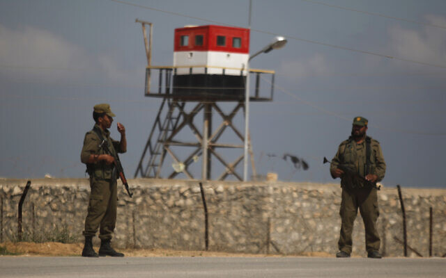 Des gardes palestiniens du Hamas se tiennent près d'une tour de guet égyptienne à la frontière avec l'Égypte à Rafah, dans le sud de la bande de Gaza. (Crédit : AP/Hatem Moussa) Des gardes palestiniens du Hamas se tiennent près d'une tour de guet égyptienne à la frontière avec l'Égypte à Rafah, dans le sud de la bande de Gaza. (Crédit : AP/Hatem Moussa)