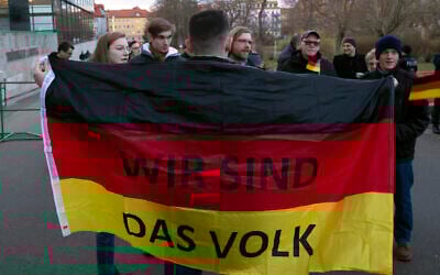 Des gens tiennent des drapeaux lors d'une manifestation du parti nationaliste allemand AfD (Alternative pour l'Allemagne) le 1er mai 2017 à Erfurt, dans le centre de l'Allemagne. (Crédit ; AP/Jens Meyer)