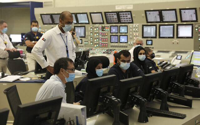 Des employés travaillent à la centrale nucléaire de Barakah, dans l'extrême ouest du désert des Émirats arabes unis. Photo non datée. (WAM via AP) Des employés travaillent à la centrale nucléaire de Barakah, dans l'extrême ouest du désert des Émirats arabes unis. Photo non datée. (WAM via AP)