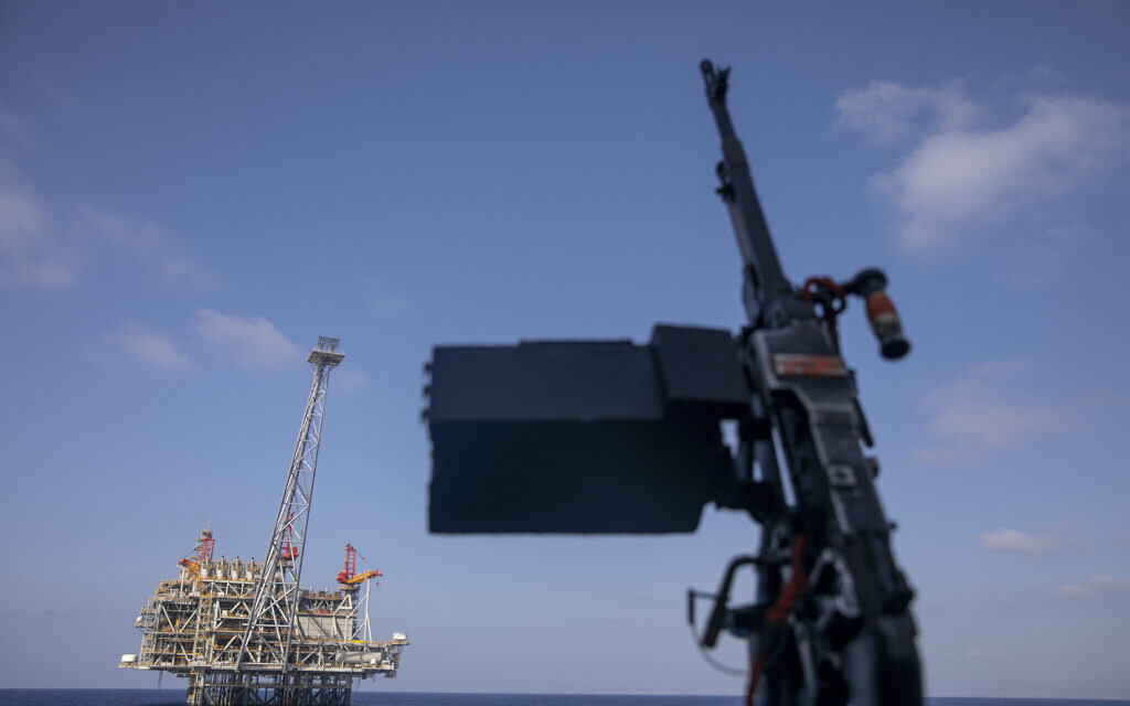 Sur cette photo d'archive du mardi 29 septembre 2020, le champ gazier offshore Leviathan d'Israël est vu depuis le navire de la marine israélienne Lahav lors d'une rare sortie en mer Méditerranée, en Israël. (AP/Ariel Schalit) Sur cette photo d'archive du mardi 29 septembre 2020, le champ gazier offshore Leviathan d'Israël est vu depuis le navire de la marine israélienne Lahav lors d'une rare sortie en mer Méditerranée, en Israël. (AP/Ariel Schalit)