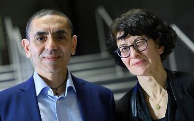 Ugur Sahin et Özlem Türeci, mari et femme et respectivement directeur général et directrice médicale du laboratoire allemand BioNTech, lors de la cérémonie de remise du prix Axel Springer diffusée via Internet, le 18 mars 2021. (Crédit : Bernd von Jutrczenka / DPA via AP, Pool)