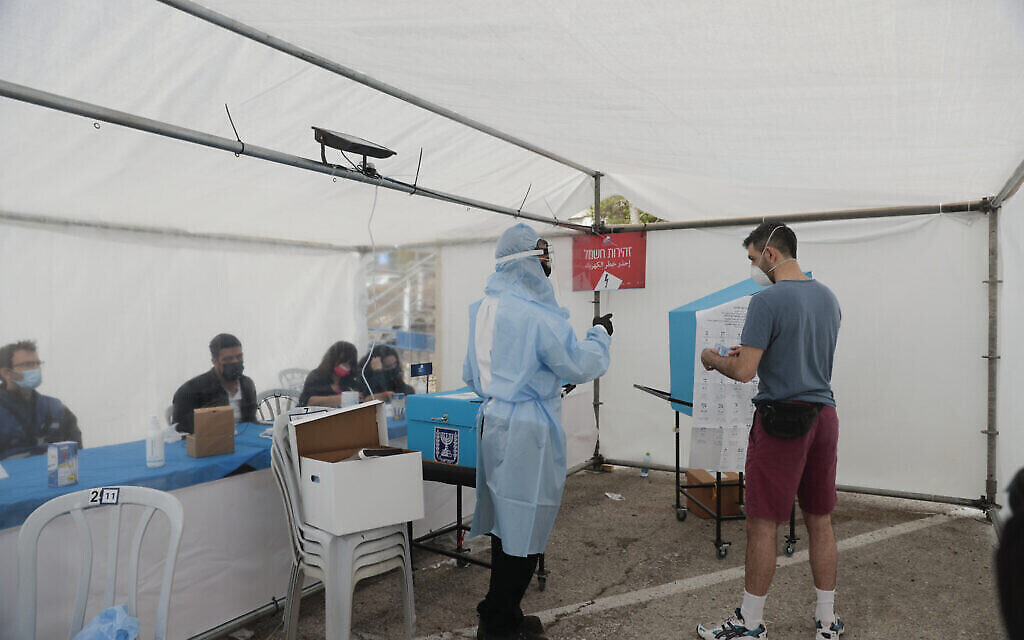 Un bureau de vote spécialement conçu pour les personnes en isolement pendant la pandémie de coronavirus, le 
 23 mars 2021. (Crédit : AP Photo/Maya Alleruzzo)