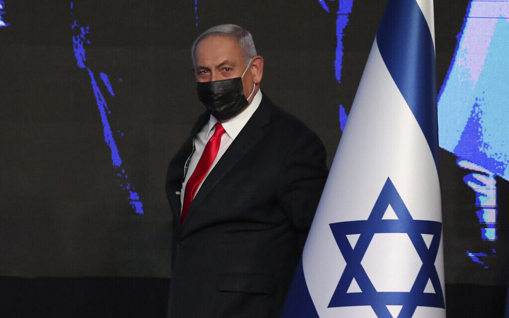 Le Premier ministre Benjamin Netanyahu arrive pour prononcer un discours devant ses partisans après les élections du 23 mars au siège électoral de son parti du Likud à Jérusalem, le 24 mars 2021. (Crédit : AP Photo/Ariel Schalit) Le Premier ministre Benjamin Netanyahu arrive pour prononcer un discours devant ses partisans après les élections du 23 mars au siège électoral de son parti du Likud à Jérusalem, le 24 mars 2021. (Crédit : AP Photo/Ariel Schalit)