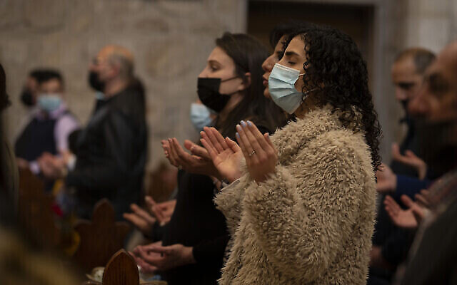 Une messe organisée pour le dimanche des rameaux à l'église de la Nativité de Bethléem, qui serait l'endroit où est né Jésus, en Cisjordanie, le 28 mars 2021. (Crédit : AP Photo/Majdi Mohammed) Une messe organisée pour le dimanche des rameaux à l'église de la Nativité de Bethléem, qui serait l'endroit où est né Jésus, en Cisjordanie, le 28 mars 2021. (Crédit : AP Photo/Majdi Mohammed)