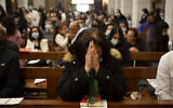 Une messe organisée pour le dimanche des rameaux à l'église de la Nativité de Bethléem, qui serait l'endroit où est né Jésus, en Cisjordanie, le 28 mars 2021. (Crédit : AP Photo/Majdi Mohammed)