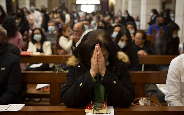 Une messe organisée pour le dimanche des rameaux à l'église de la Nativité de Bethléem, qui serait l'endroit où est né Jésus, en Cisjordanie, le 28 mars 2021. (Crédit : AP Photo/Majdi Mohammed) Une messe organisée pour le dimanche des rameaux à l'église de la Nativité de Bethléem, qui serait l'endroit où est né Jésus, en Cisjordanie, le 28 mars 2021. (Crédit : AP Photo/Majdi Mohammed)
