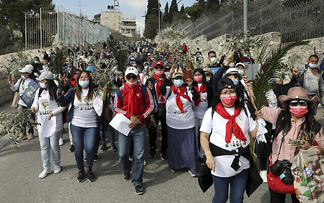 Des fidèles chrétiens lors d'une procession de rameaux sur le mont des Oliviers, à Jérusalem, le 28 mars 2021. (Crédit : AP Photo/Mahmoud Illean) Des fidèles chrétiens lors d'une procession de rameaux sur le mont des Oliviers, à Jérusalem, le 28 mars 2021. (Crédit : AP Photo/Mahmoud Illean)