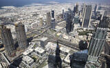 Une vue générale de Dubaï est photographiée depuis la tour Burj Khalifa, le plus haut bâtiment du monde, à Dubaï, aux Émirats arabes unis, le 8 novembre 2016. (AP Photo/Jon Gambrell/File)