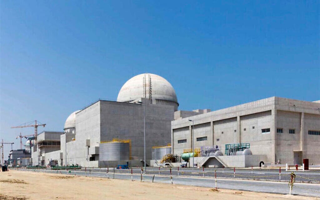 Illustration : La centrale nucléaire de Barakah, dans le désert d'Abou Dhabi sur une photo non datée. (Crédit : Arun Girija/WAM via AP)