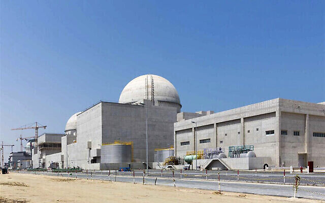 Illustration : La centrale nucléaire de Barakah, dans le désert d'Abou Dhabi sur une photo non datée. (Crédit : Arun Girija/WAM via AP)