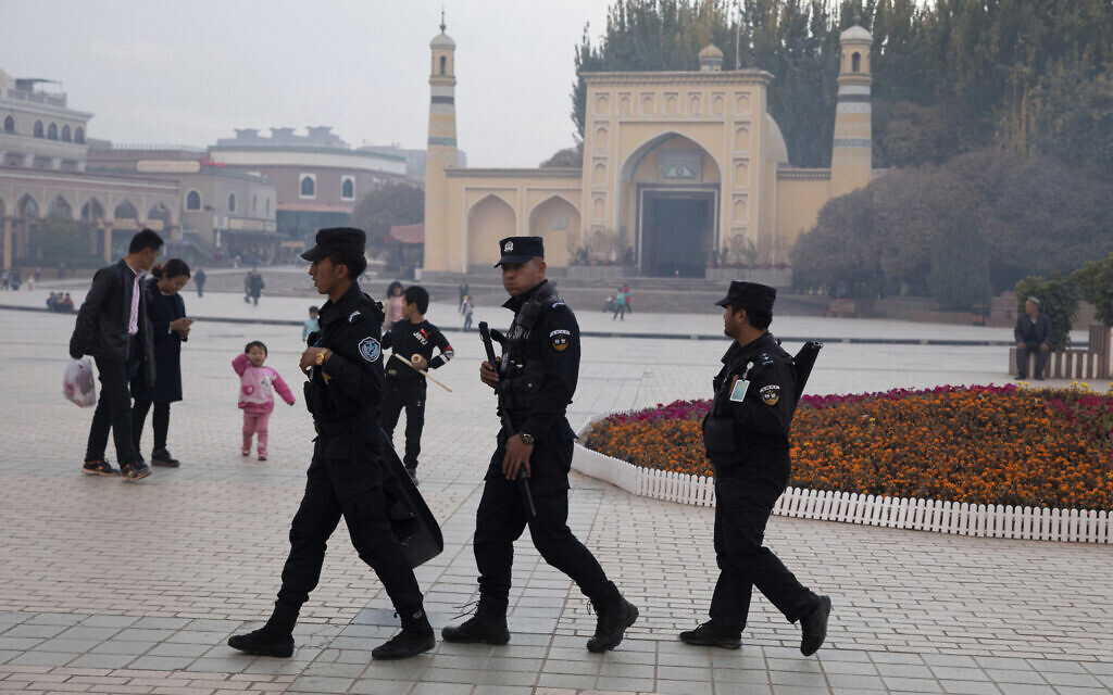 Sur cette photo d'archive du 4 novembre 2017, le personnel de sécurité ouïghour patrouille près de la mosquée Id-Kah à Kashgar, dans la région du Xinjiang, dans l'ouest de la Chine. Depuis 2016, les autorités chinoises de cette région à majorité musulmane du Xinjiang ont mené une campagne de détention massive et d'endoctrinement dans des camps d'internement dans le but déclaré de renforcer la sécurité nationale et d'éliminer l'extrémisme islamique. Le programme semble être une tentative de lavage de cerveau pour réorienter la pensée politique des détenus, effacer leurs croyances islamiques, et même remodeler leur identité. (Photo AP / Ng Han Guan, dossier) Sur cette photo d'archive du 4 novembre 2017, le personnel de sécurité ouïghour patrouille près de la mosquée Id-Kah à Kashgar, dans la région du Xinjiang, dans l'ouest de la Chine. Depuis 2016, les autorités chinoises de cette région à majorité musulmane du Xinjiang ont mené une campagne de détention massive et d'endoctrinement dans des camps d'internement dans le but déclaré de renforcer la sécurité nationale et d'éliminer l'extrémisme islamique. Le programme semble être une tentative de lavage de cerveau pour réorienter la pensée politique des détenus, effacer leurs croyances islamiques, et même remodeler leur identité. (Photo AP / Ng Han Guan, dossier)