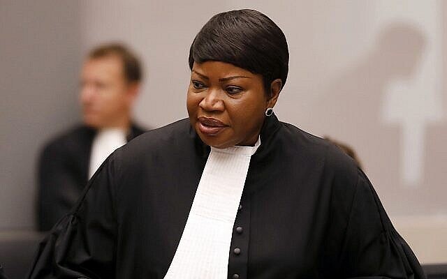 La procureure générale Fatou Bensouda dans la salle d'audience de la Cour pénale internationale (CPI) lors des déclarations de clôture du procès de Bosco Ntaganda, un chef de milice congolaise, à La Haye, Pays-Bas, le 28 août 2018. (Crédit : Bas Czerwinski / Pool via AP)