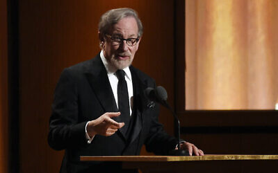 Le réalisateur Steven Spielberg s'adresse au public lors des Governors Awards 2018 au Ray Dolby Ballroom le dimanche 18 novembre 2018 à Los Angeles. (Photo par Chris Pizzello / Invision / AP)