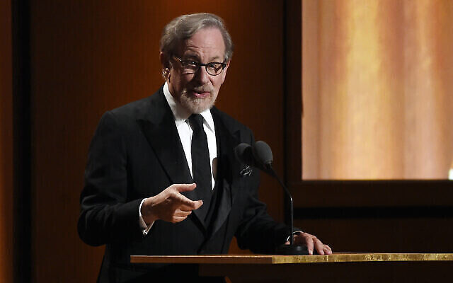 Le réalisateur Steven Spielberg s'adresse au public lors des Governors Awards 2018 au Ray Dolby Ballroom le dimanche 18 novembre 2018 à Los Angeles. (Photo par Chris Pizzello / Invision / AP)