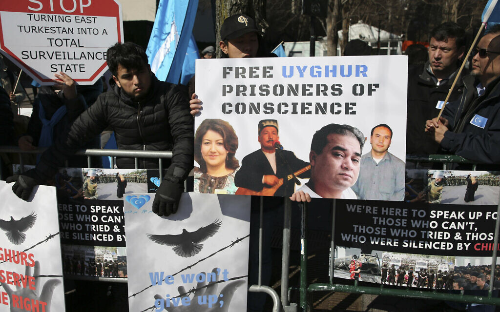 Illustration : sur cette photo d'archive du 15 mars 2018, les Ouïghours et leurs partisans se rassemblent en face du siège des Nations Unies à New York. Les membres de l'ethnie musulmane ouïghoure appellent la Chine à publier des vidéos de leurs proches qui ont disparu dans un vaste système de camps d'internement. La campagne fait suite à la publication d'une vidéo des médias d'État montrant le célèbre musicien ouïghour Abdurehim Heyit, dont beaucoup pensaient qu'il était mort en détention. (Photo AP / Seth Wenig, dossier) Illustration : sur cette photo d'archive du 15 mars 2018, les Ouïghours et leurs partisans se rassemblent en face du siège des Nations Unies à New York. Les membres de l'ethnie musulmane ouïghoure appellent la Chine à publier des vidéos de leurs proches qui ont disparu dans un vaste système de camps d'internement. La campagne fait suite à la publication d'une vidéo des médias d'État montrant le célèbre musicien ouïghour Abdurehim Heyit, dont beaucoup pensaient qu'il était mort en détention. (Photo AP / Seth Wenig, dossier)