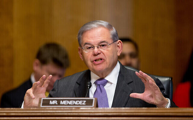 Le sénateur Robert Menendez, D-N.J., interroge le sous-secrétaire aux Affaires politiques du Département d'État, Thomas Shannon, Jr., lors d'une audience à la Commission des relations extérieures du Sénat sur Capitol Hill à Washington le 5 avril 2016. (Crédit : AP / Andrew Harnik) Le sénateur Robert Menendez, D-N.J., interroge le sous-secrétaire aux Affaires politiques du Département d'État, Thomas Shannon, Jr., lors d'une audience à la Commission des relations extérieures du Sénat sur Capitol Hill à Washington le 5 avril 2016. (Crédit : AP / Andrew Harnik)