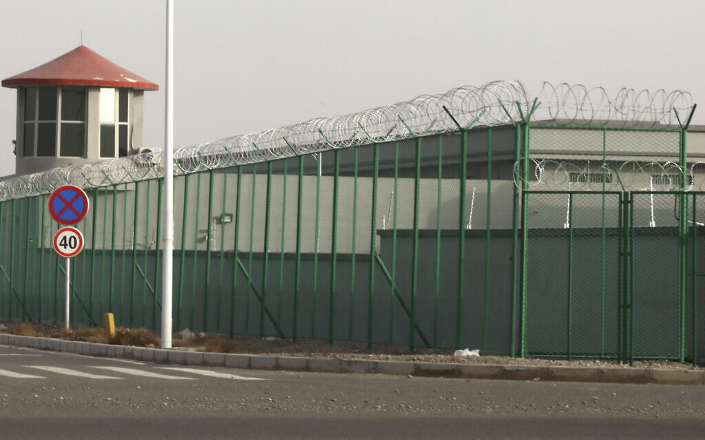 Sur cette photo d’archive du lundi 3 décembre 2018, une tour de garde et une clôture de barbelés entourent un centre de détention dans le parc industriel de Kunshan à Artux, dans la région du Xinjiang, dans l'ouest de la Chine. L'Associated Press a découvert que le gouvernement chinois mène un programme de contrôle des naissances dans les populations ouïghoures, kazakhes et d'autres minorités largement musulmanes du Xinjiang, alors même qu'une partie de la majorité Han du pays est encouragée à avoir plus d'enfants. Les mesures comprennent la détention dans des prisons et des camps, comme cet établissement à Artux, comme punition pour avoir eu trop d'enfants. (Photo AP / Ng Han Guan, dossier) Sur cette photo d’archive du lundi 3 décembre 2018, une tour de garde et une clôture de barbelés entourent un centre de détention dans le parc industriel de Kunshan à Artux, dans la région du Xinjiang, dans l'ouest de la Chine. L'Associated Press a découvert que le gouvernement chinois mène un programme de contrôle des naissances dans les populations ouïghoures, kazakhes et d'autres minorités largement musulmanes du Xinjiang, alors même qu'une partie de la majorité Han du pays est encouragée à avoir plus d'enfants. Les mesures comprennent la détention dans des prisons et des camps, comme cet établissement à Artux, comme punition pour avoir eu trop d'enfants. (Photo AP / Ng Han Guan, dossier)