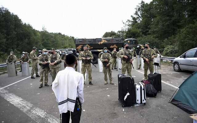 Des gardes-frontières ukrainiens bloquent la route aux pèlerins juifs à la frontière entre la Biélorussie et l'Ukraine, en Biélorussie, le 15 septembre 2020. (TUT.by via AP) Des gardes-frontières ukrainiens bloquent la route aux pèlerins juifs à la frontière entre la Biélorussie et l'Ukraine, en Biélorussie, le 15 septembre 2020. (TUT.by via AP)