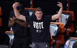 Meyers Leonard, du Miami Heat, encourage l'équipe depuis la ligne de touche pendant la seconde moitié d'un match de basket-ball de la finale de la conférence NBA contre les Boston Celtics, le 19 septembre 2020, à Lake Buena Vista, en Floride. (Crédit : AP Photo/Mark J. Terrill)