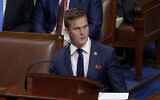 Sur cette image tirée d'une vidéo, le député américain Madison Cawthorn, républicain de Caroline du Nord, prend la parole lors du débat parlementaire contre la confirmation du vote du collège électoral de Pennsylvanie, au Capitole américain tôt le jeudi 7 janvier 2021. (Crédit : House Television via AP)